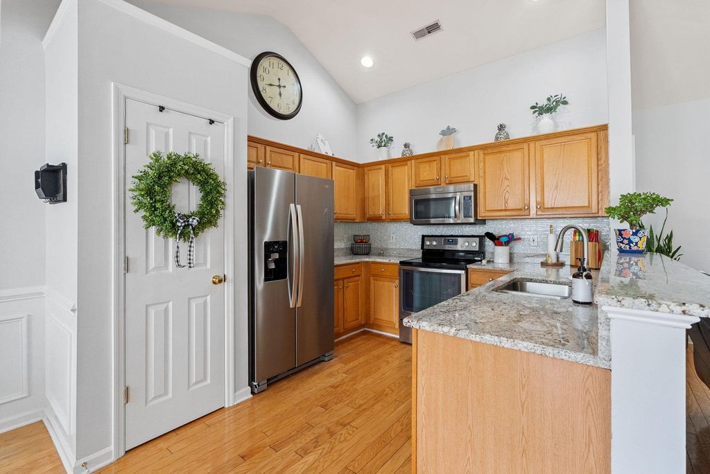 Image 11 of property listing at 122 Thousand Oaks Circle, Goose Creek, SC 29445