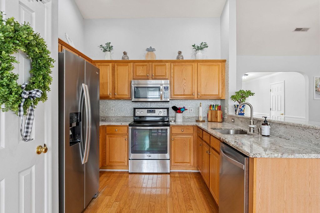 Image 12 of property listing at 122 Thousand Oaks Circle, Goose Creek, SC 29445