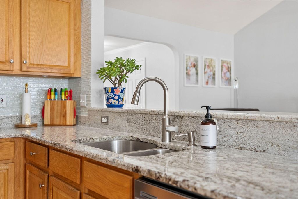 Image 13 of property listing at 122 Thousand Oaks Circle, Goose Creek, SC 29445