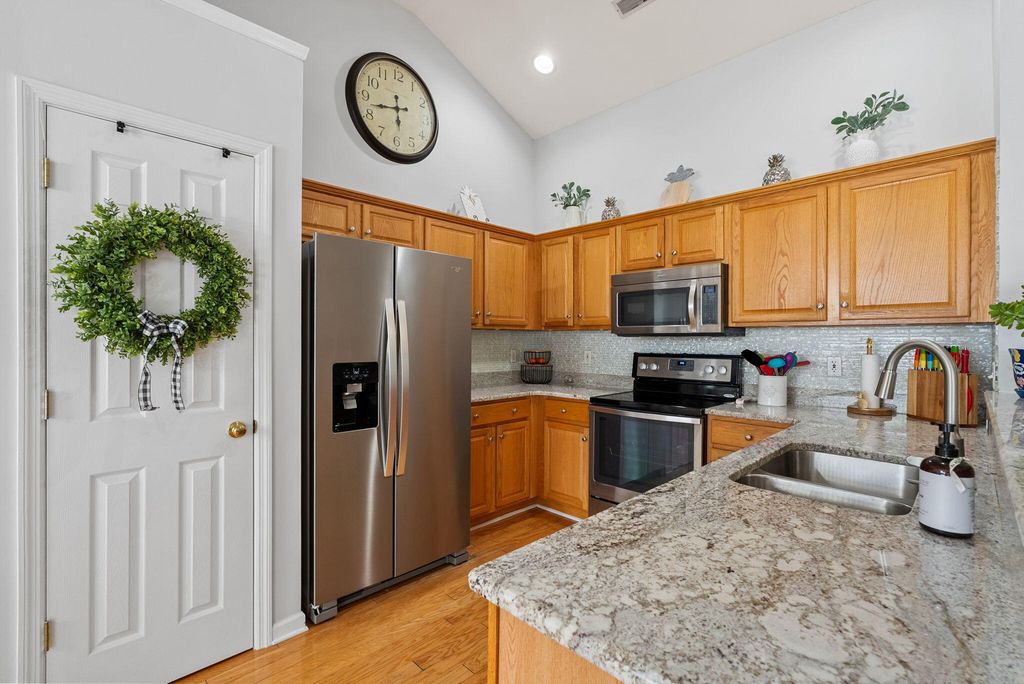 Image 14 of property listing at 122 Thousand Oaks Circle, Goose Creek, SC 29445