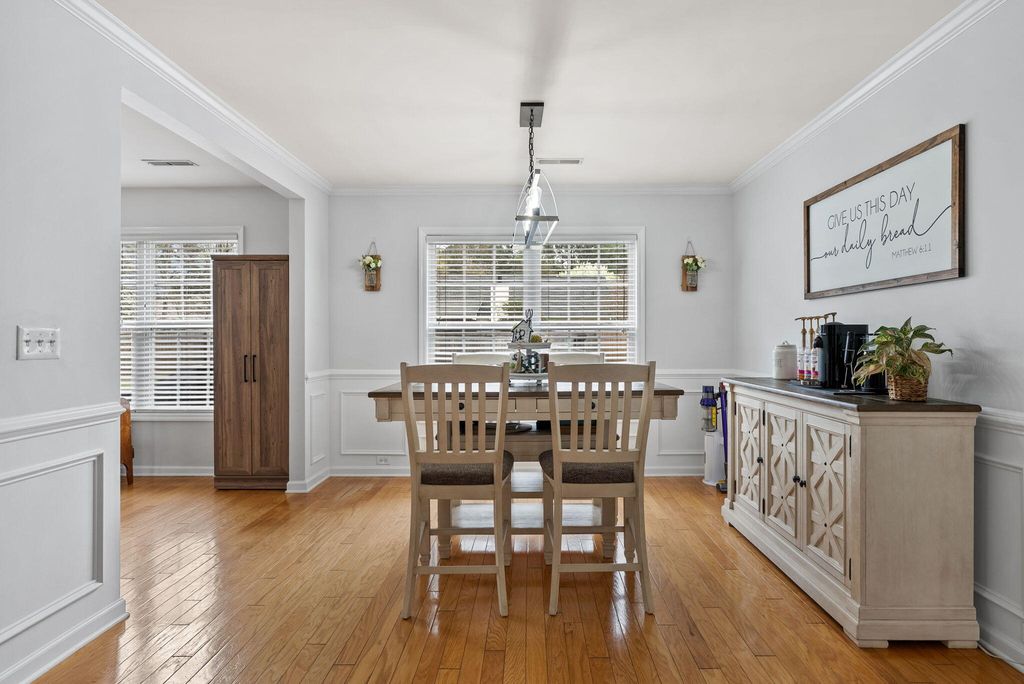 Image 15 of property listing at 122 Thousand Oaks Circle, Goose Creek, SC 29445