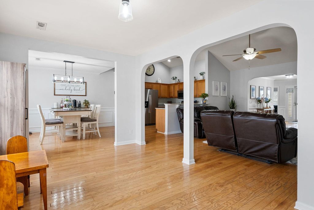 Image 18 of property listing at 122 Thousand Oaks Circle, Goose Creek, SC 29445