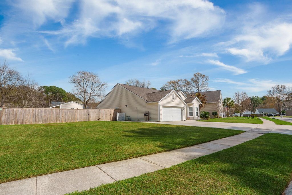 Image 2 of property listing at 122 Thousand Oaks Circle, Goose Creek, SC 29445