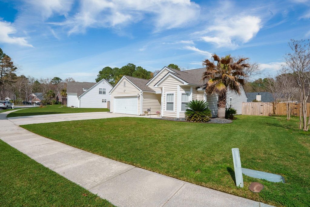 Image 3 of property listing at 122 Thousand Oaks Circle, Goose Creek, SC 29445