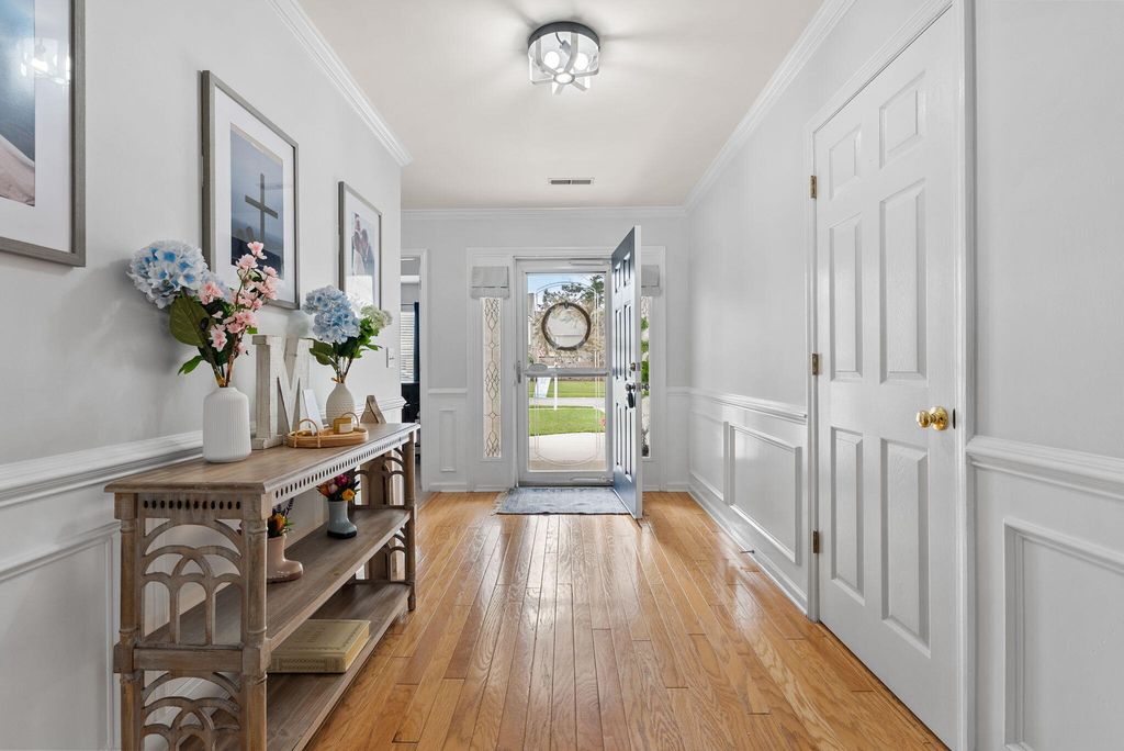 Image 6 of property listing at 122 Thousand Oaks Circle, Goose Creek, SC 29445