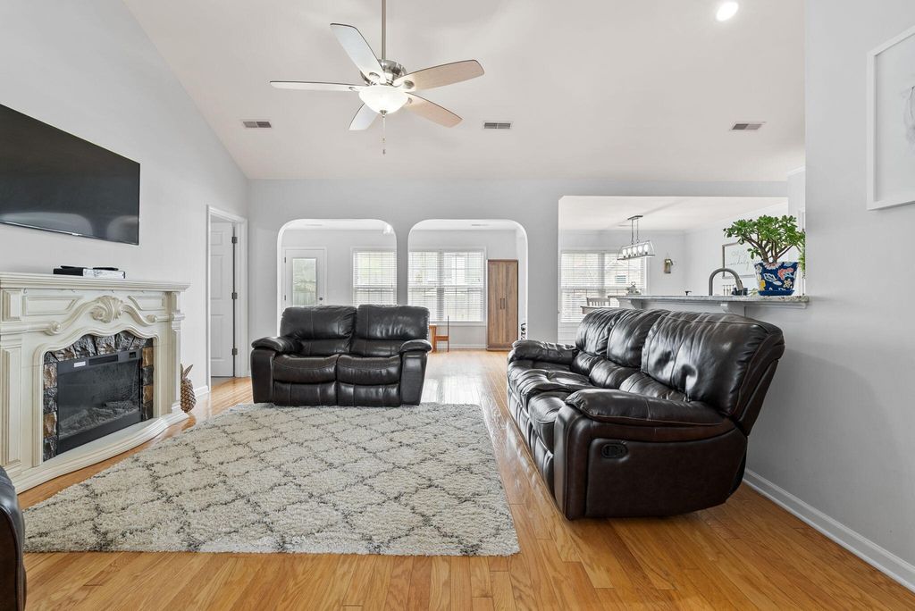 Image 7 of property listing at 122 Thousand Oaks Circle, Goose Creek, SC 29445