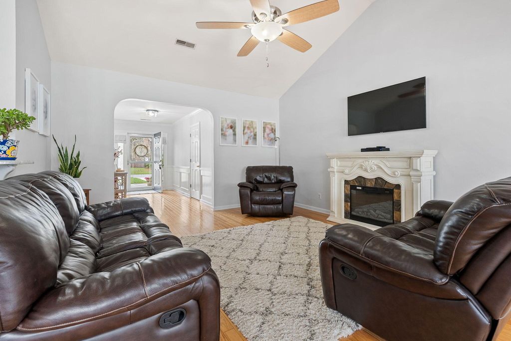 Image 9 of property listing at 122 Thousand Oaks Circle, Goose Creek, SC 29445