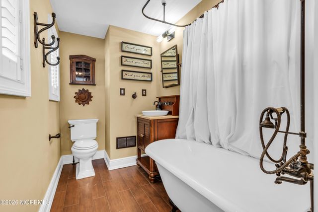 542 Clinton Avenue, Belford, NJ 07718