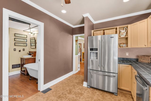 542 Clinton Avenue, Belford, NJ 07718