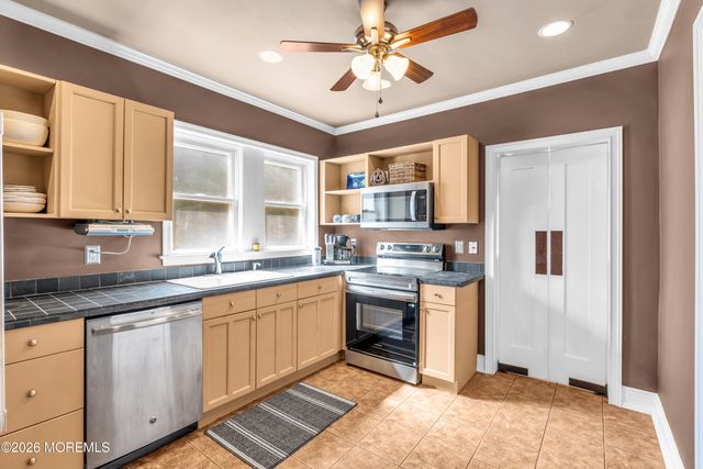 542 Clinton Avenue, Belford, NJ 07718