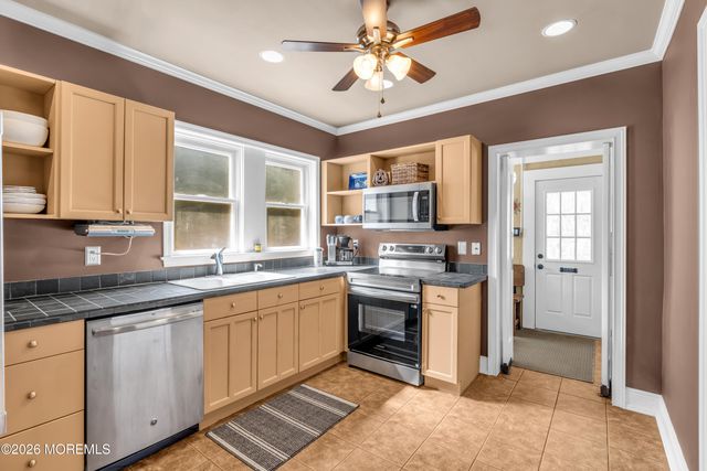 542 Clinton Avenue, Belford, NJ 07718