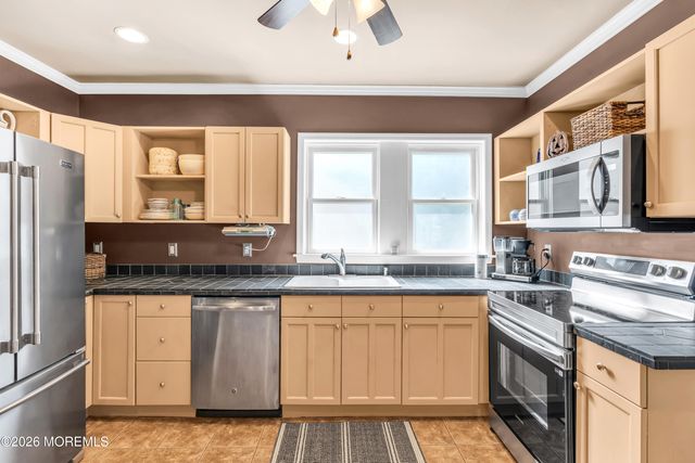 542 Clinton Avenue, Belford, NJ 07718