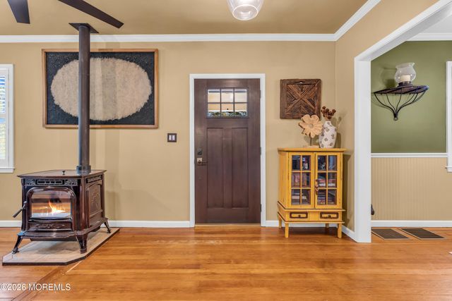 542 Clinton Avenue, Belford, NJ 07718