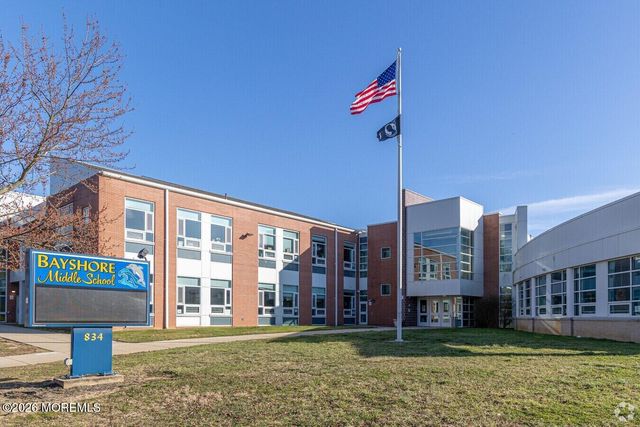 542 Clinton Avenue, Belford, NJ 07718