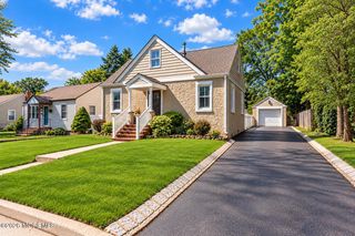 542 Clinton Avenue, Belford, NJ 07718