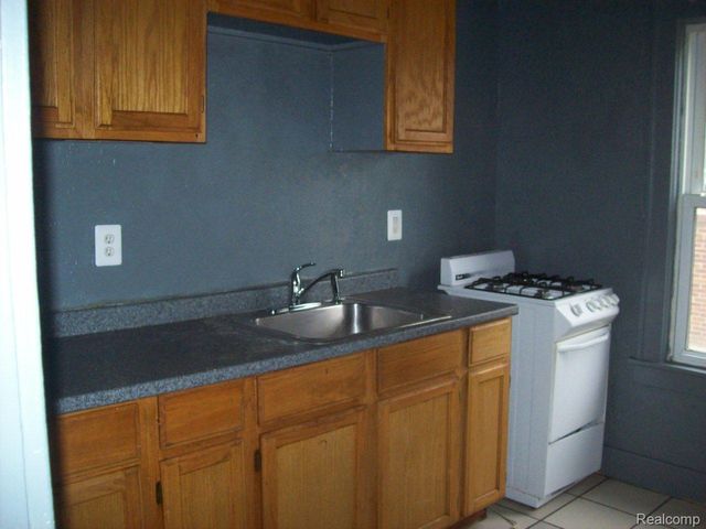 38 CADILLAC Street, Pontiac, MI 48342