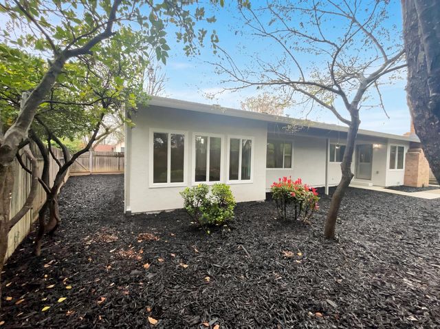 1005 Cottonwood Dr, Roseville, CA 95661