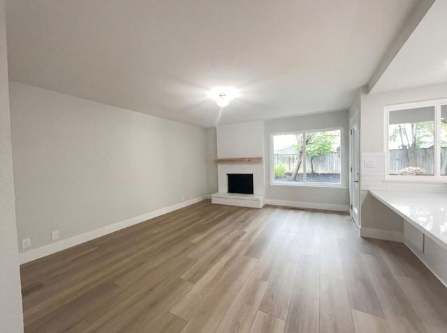 1005 Cottonwood Dr, Roseville, CA 95661