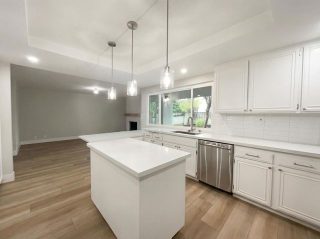 1005 Cottonwood Dr, Roseville, CA 95661