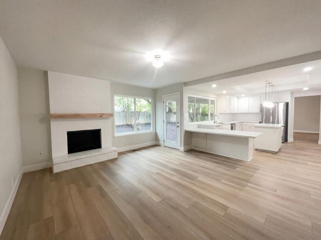 1005 Cottonwood Dr, Roseville, CA 95661