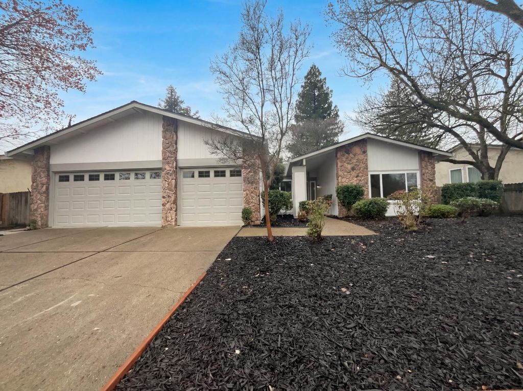 1005 Cottonwood Dr, Roseville, CA 95661