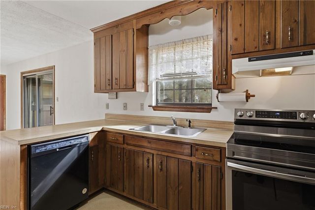 2038 Kathleen PL, Hayes, VA 23072