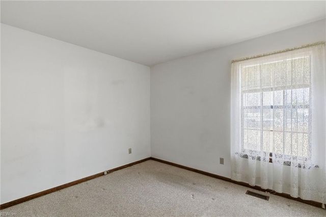 2038 Kathleen PL, Hayes, VA 23072