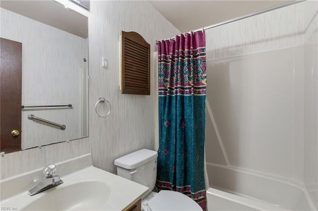 2038 Kathleen PL, Hayes, VA 23072