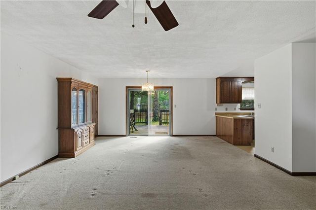 2038 Kathleen PL, Hayes, VA 23072