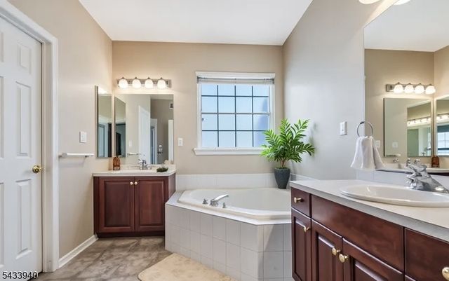 24 Stafford Ln, White Twp., NJ 07823