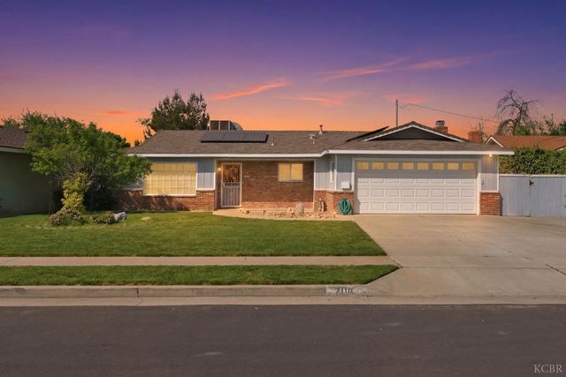 2116 N Woodridge Way, Hanford, CA 93230