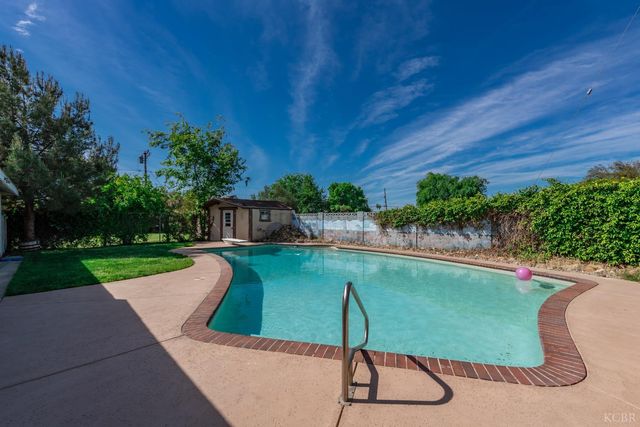 2116 N Woodridge Way, Hanford, CA 93230