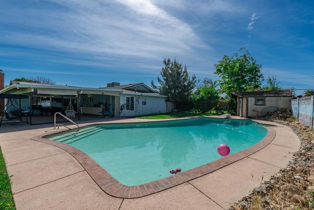 2116 N Woodridge Way, Hanford, CA 93230
