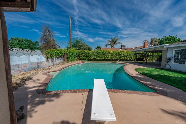 2116 N Woodridge Way, Hanford, CA 93230