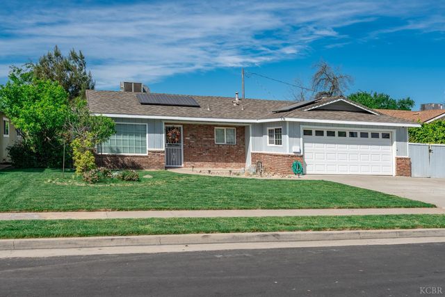 2116 N Woodridge Way, Hanford, CA 93230
