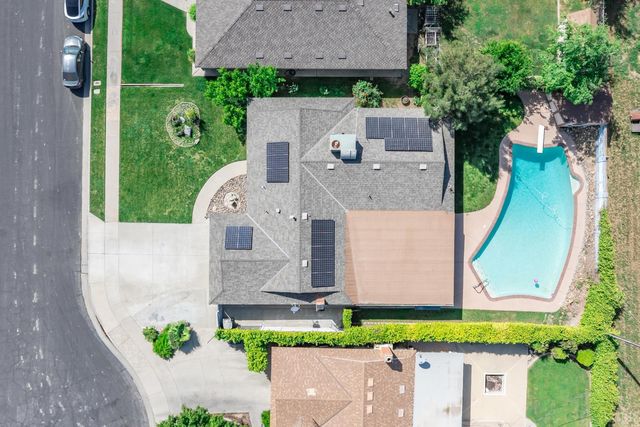 2116 N Woodridge Way, Hanford, CA 93230