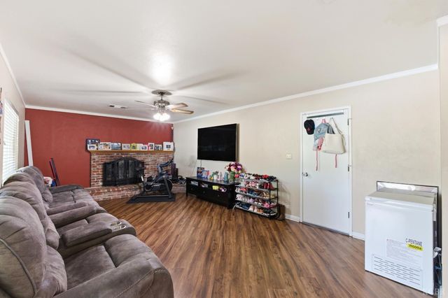 2116 N Woodridge Way, Hanford, CA 93230