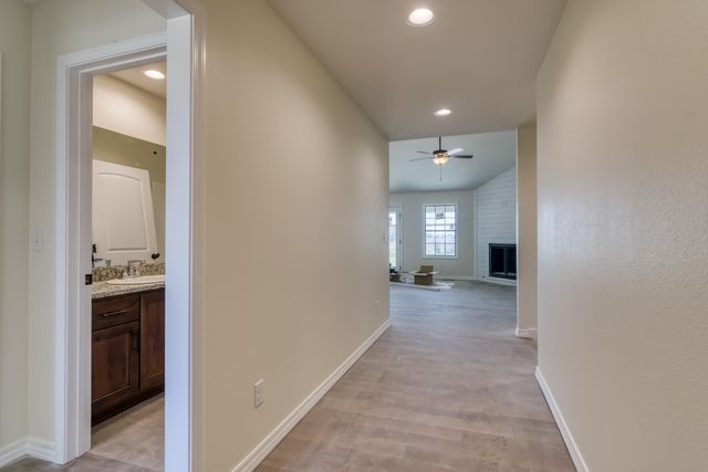 677 W Castor Loop, Nixa, MO 65714