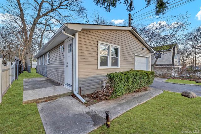 21 John Drive, Farmingville, NY 11738