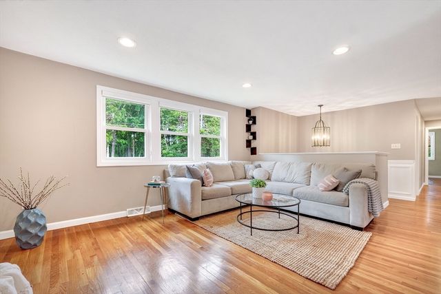 104 Hartwell Rd, Bedford, MA 01730