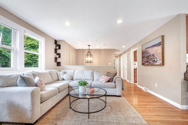 104 Hartwell Rd, Bedford, MA 01730