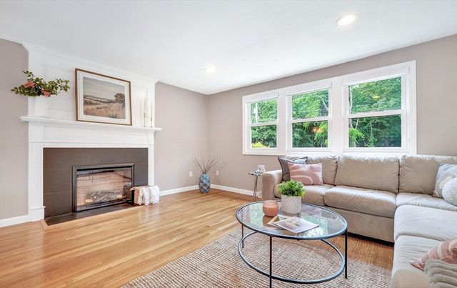 104 Hartwell Rd, Bedford, MA 01730