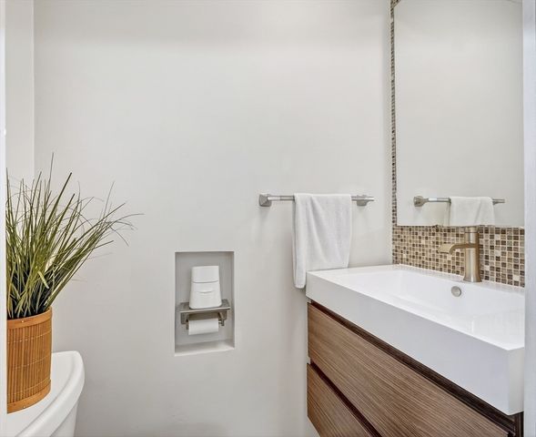 104 Hartwell Rd, Bedford, MA 01730