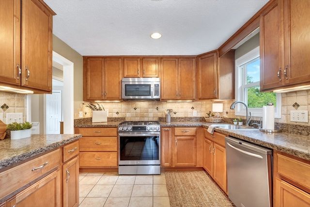 104 Hartwell Rd, Bedford, MA 01730