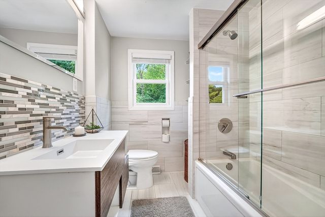 104 Hartwell Rd, Bedford, MA 01730