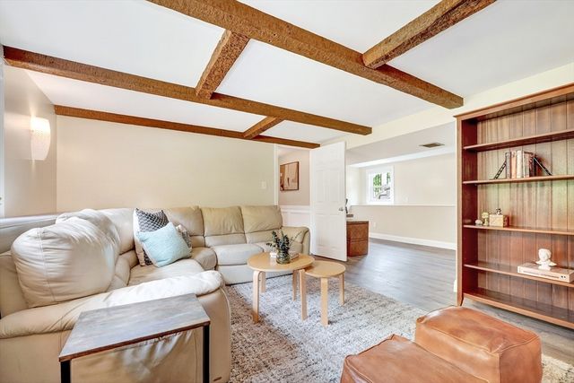 104 Hartwell Rd, Bedford, MA 01730