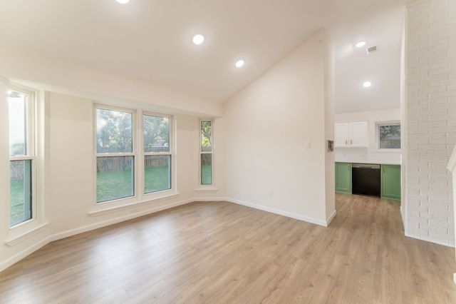 6400 Meadow Glen Drive, Arlington, TX 76018