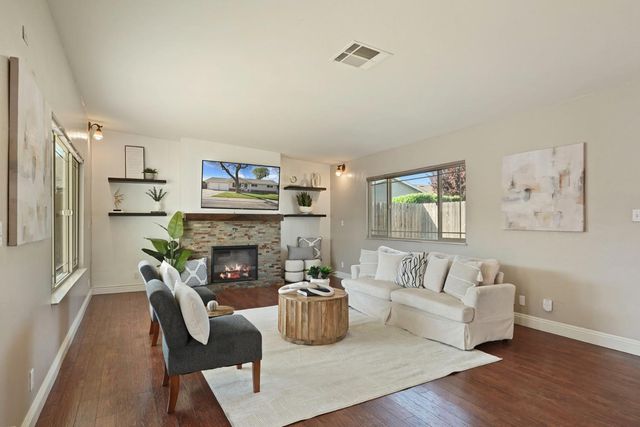 916 6th St, Ripon, CA 95366