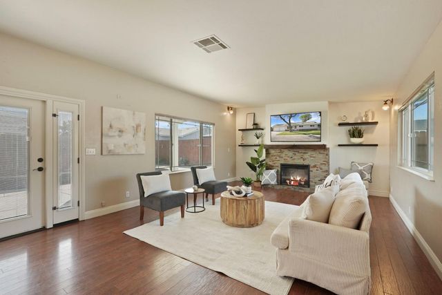 916 6th St, Ripon, CA 95366