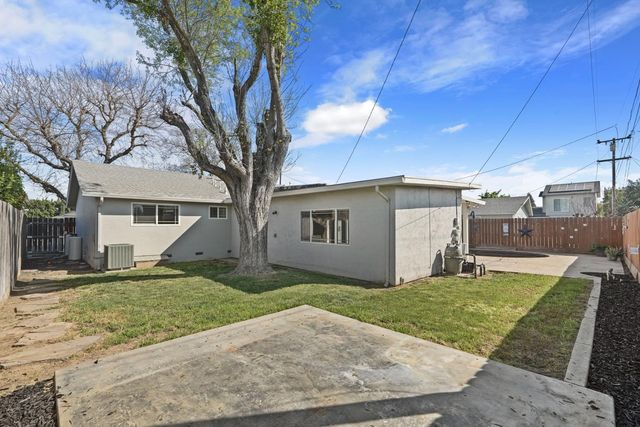 916 6th St, Ripon, CA 95366